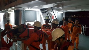 Ngư dân nhảy xuống biển cứu đồng nghiệp gặp nạn